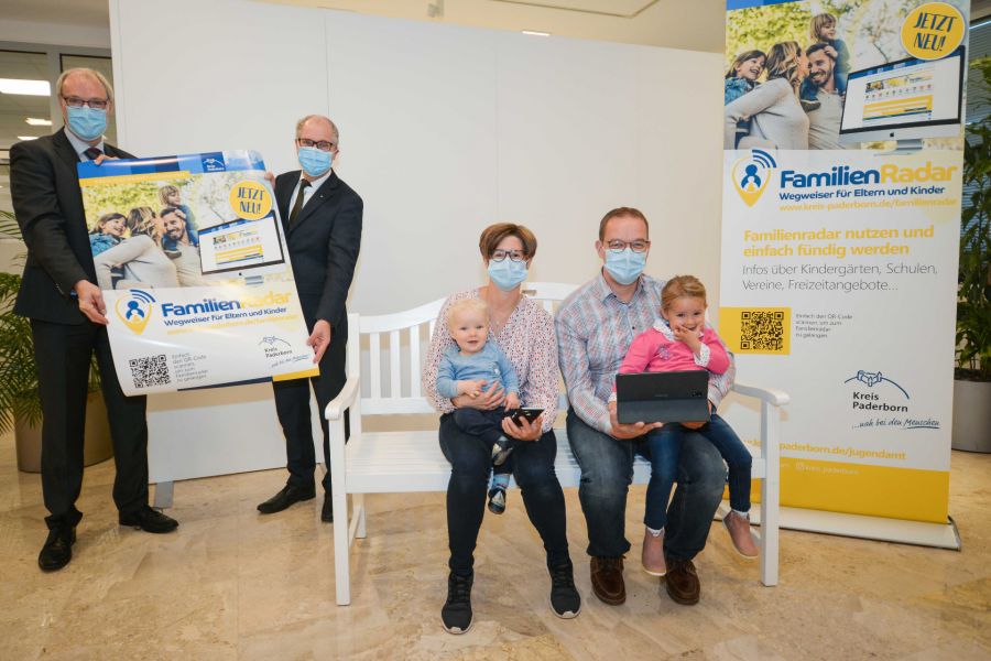 Landrat Manfred Müller und Kreisdirektor Dr. Ulrich Conradi stellen den digitalen und praktischen Wegweiser für Familien vor. Familie Funke mit Lara und Moritz probieren das vor Ort gleich aus.  © Amt für Presse- und Öffentlichkeitsarbeit, Kreis Paderborn, Julian Sprenger